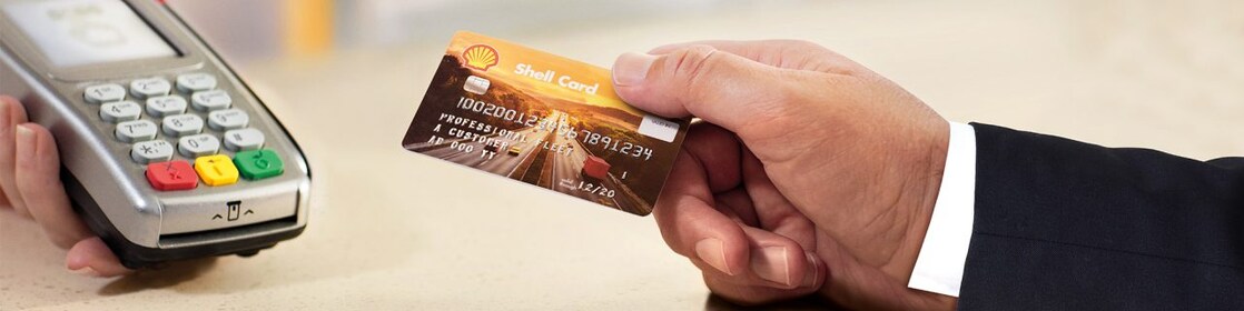 kártyaolvasóban shell kártyát lehúzó vásárló