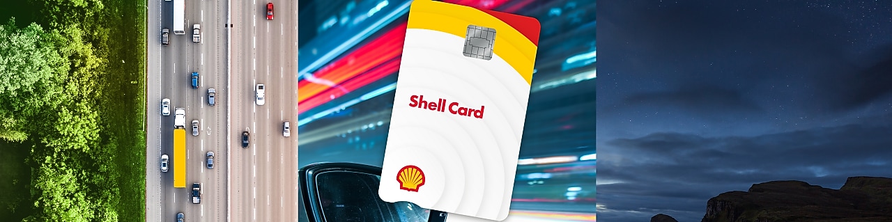 Autópálya autókkal és fákkal felülnézetből. Visszapillantó tükör az autóból nézve. Éjszakai táj autó fénycsíkjával.