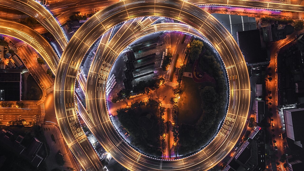 Kivilágított éjszakai út felülnézetből