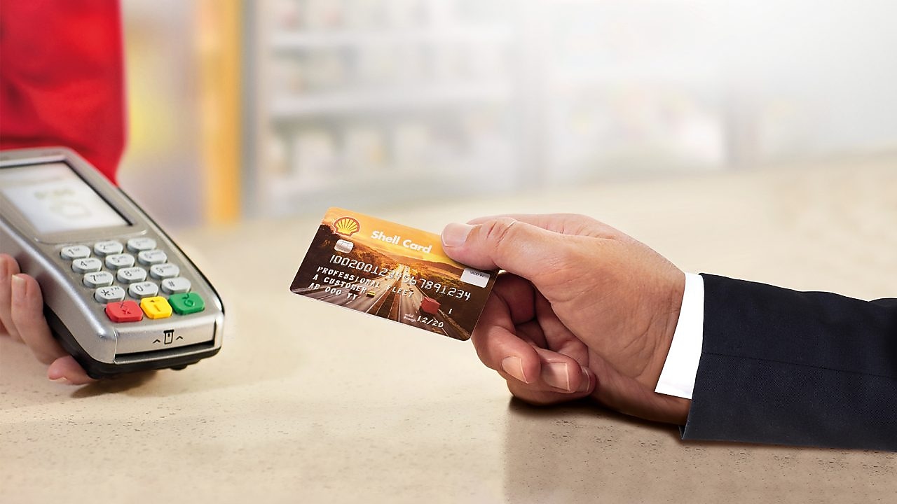 kártyaolvasóban shell kártyát lehúzó vásárló