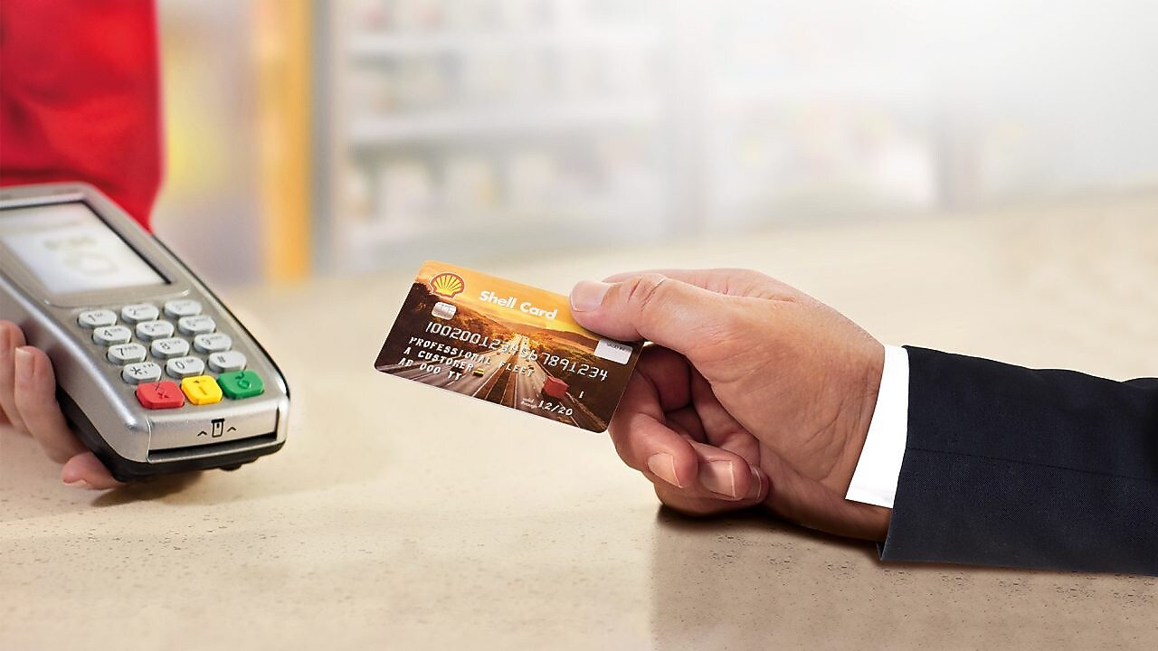 kártyaolvasóban shell kártyát lehúzó vásárló