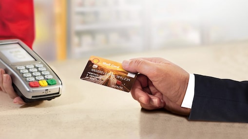 kártyaolvasóban shell kártyát lehúzó vásárló