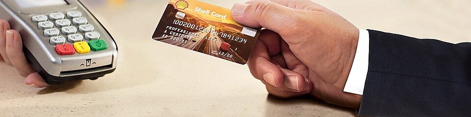 kártyaolvasóban shell kártyát lehúzó vásárló