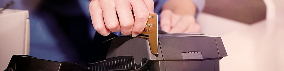 hitelkártyát lehúzó ember