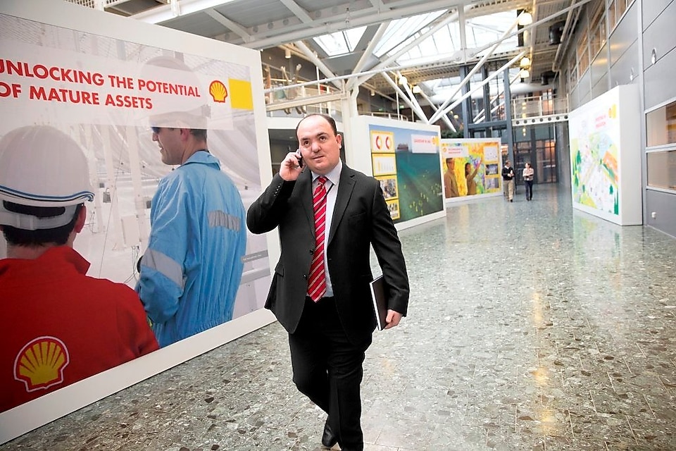 Andy Kneen séta közben telefonál a Shell egyik irodaházában