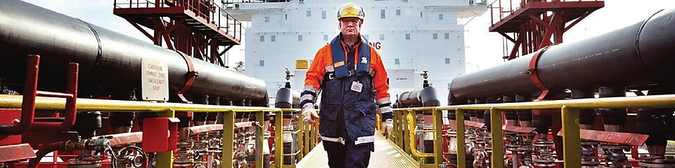 Shell-hajón sétáló munkás