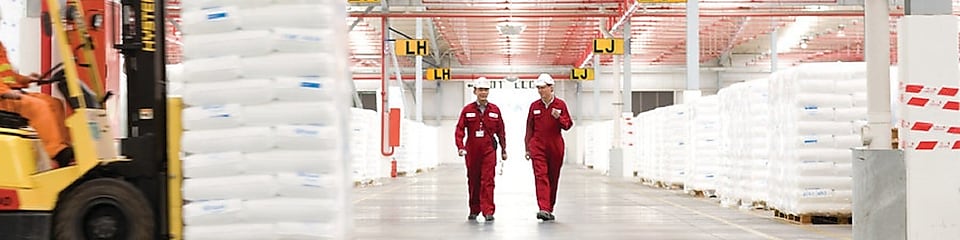 A gyárban sétáló két alkalmazott