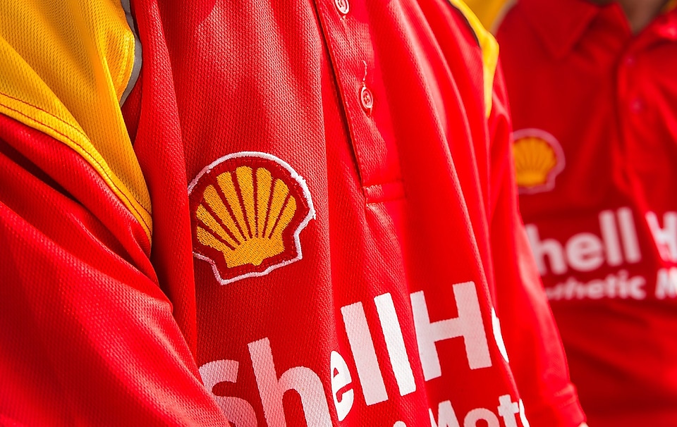 közelkép a Shell logó egy munkavállaló ruhában