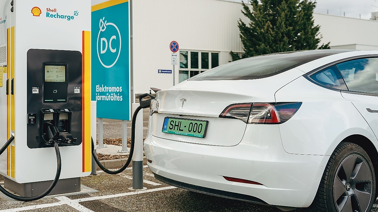 Elektromos autó töltődik egy Shell Recharge DC töltővel