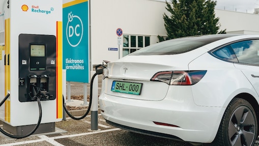 Elektromos autó töltődik egy Shell Recharge DC töltővel