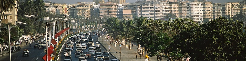 Közlekedési dugó a Marine Drive sugárúton, az indiai Mumbaiban