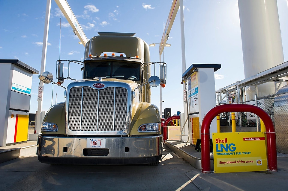 Üzemanyagtöltésre kész kamion a Shell LNG-töltőállomásán