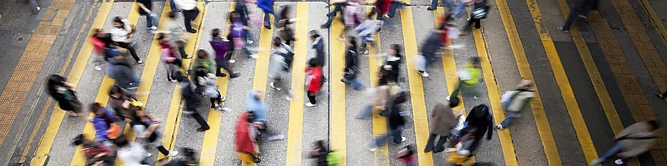 Forgalmas utcán átkelő emberek Hongkongban