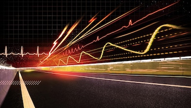 narancssárga és piros fények az autópályán