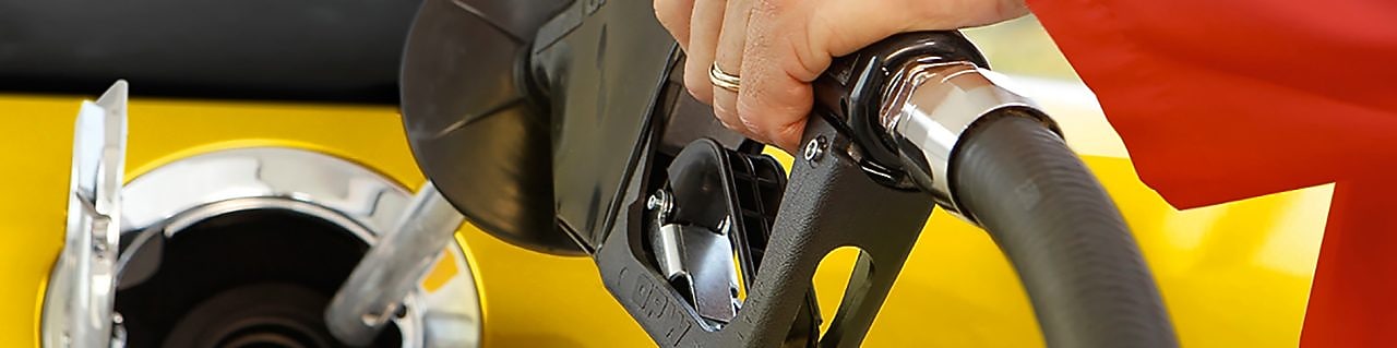 Egy töltőállomáson tankoló ember