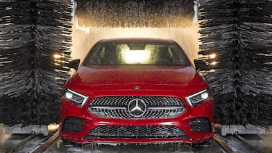 Piros Mercedes-Benz autó látható a Shell autómosóban