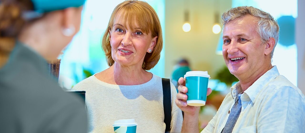 Boldog házaspár Shell Coffe-val a kezükben