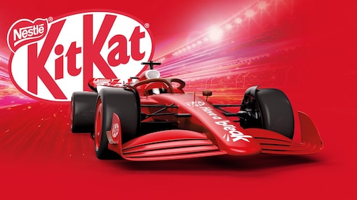 KitKat versenyautó piros háttéren