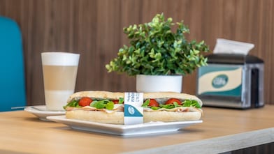 Shell Shoppban finom szendvics és kávé kapható.