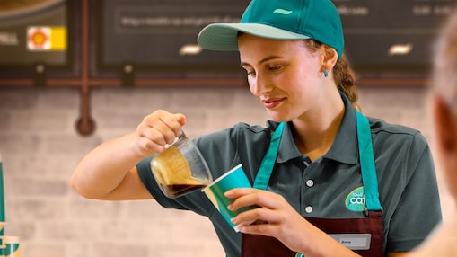 Shelles barista készít kávét.