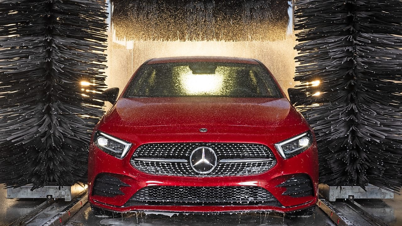 Piros Mercedes-Benz autó látható a Shell autómosóban