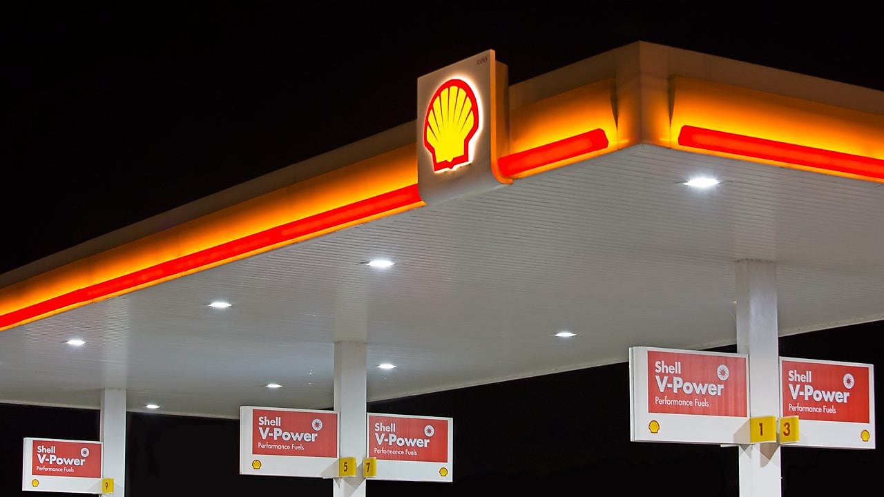 Shell töltőállomás kagylója éjszaka