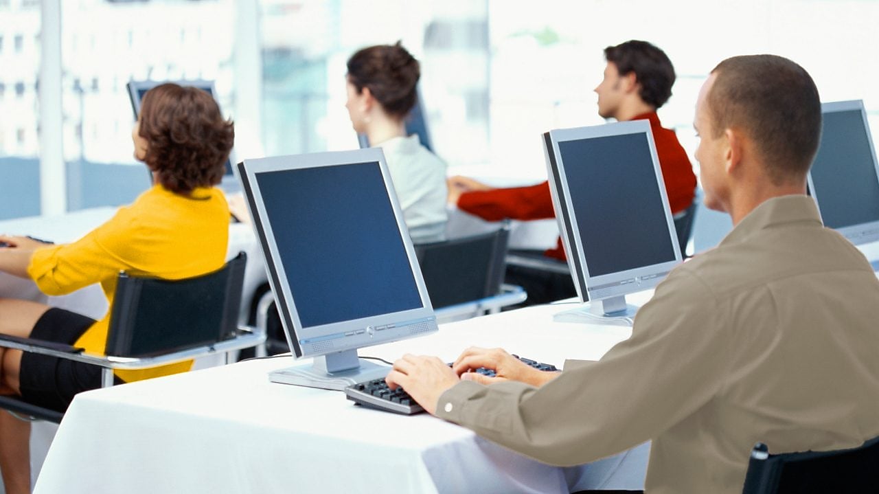 Számítógépeket használó alkalmazottak egy irodában