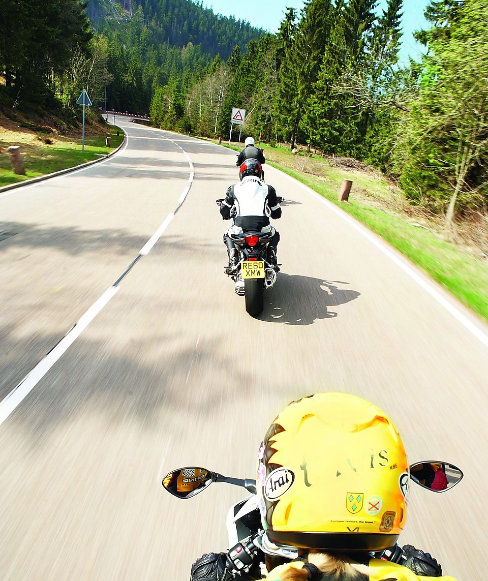 Három motorkerékpár halad egy hegyi úton