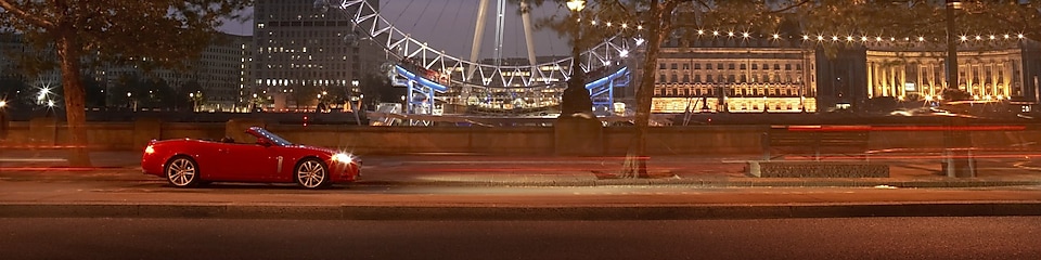 autó halad a londoni belvárosban