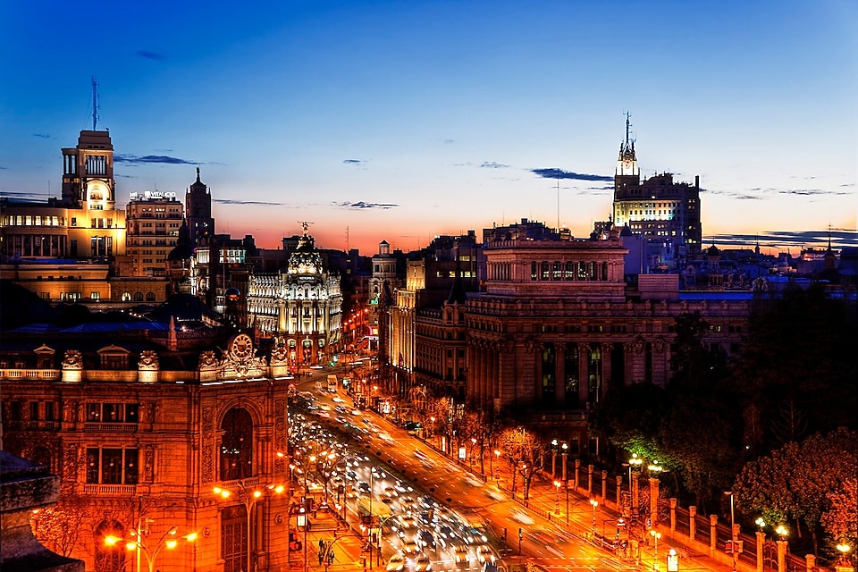 madridi városi utak és utcai fények