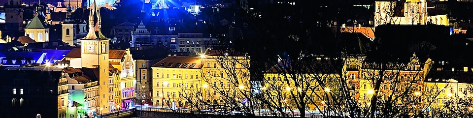 Prága városának éjszakai látképe