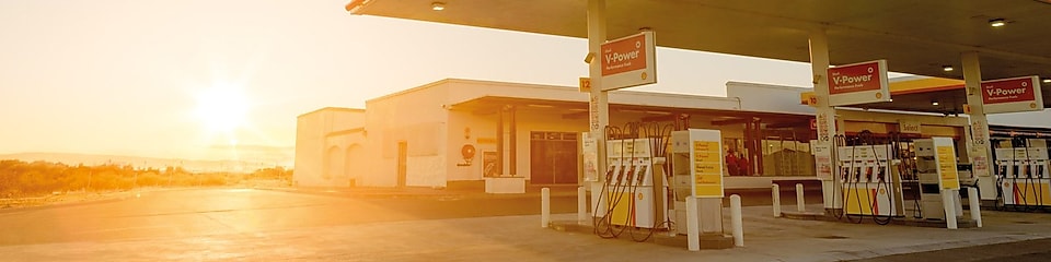 Shell töltőállomás bejárata alkonyatkor