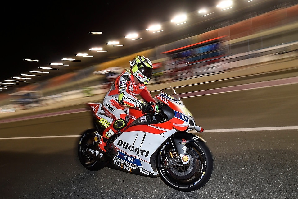 Ducati motoros halad nagy sebességgel éjjel a pályán