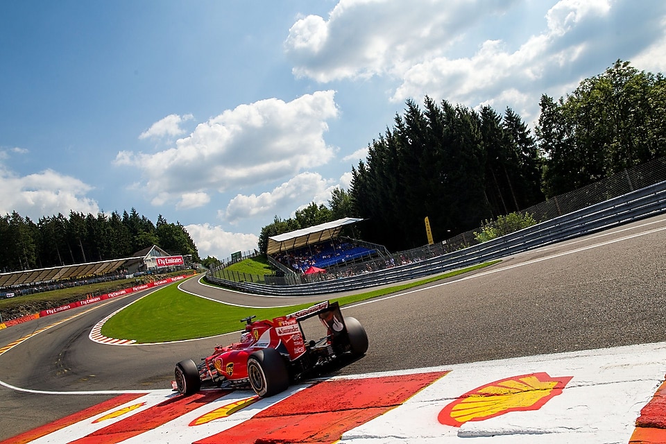 A német Sebastian Vettel és a Ferrari edzés közben a Belga Nagydíj Spa-Francorchamps pályáján