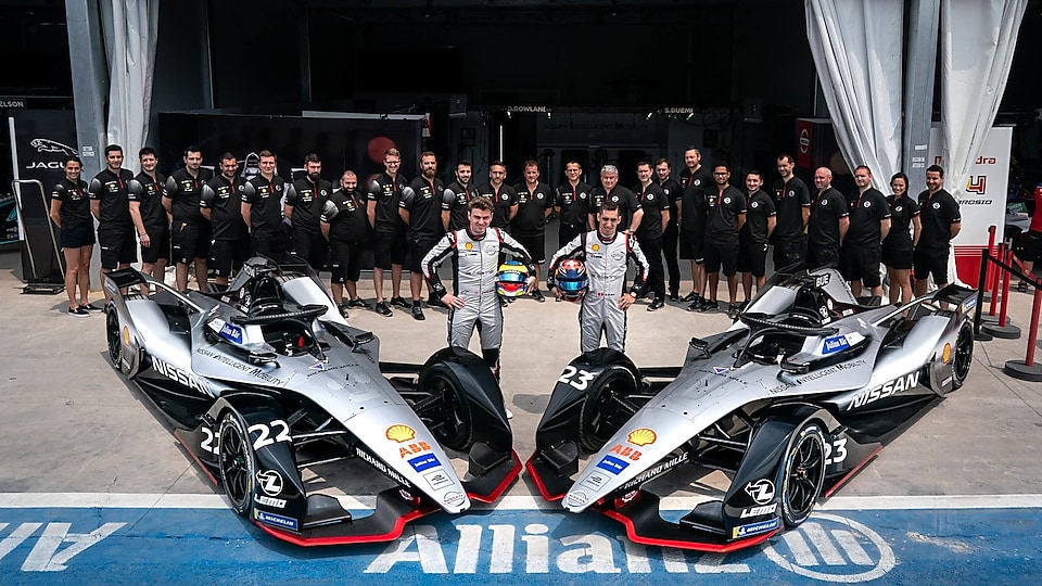 A teljes Nissan e dams csapat a kamera előtt mosolyogva; 2019 FIA Formula E Kínai ePrix Nagydíj