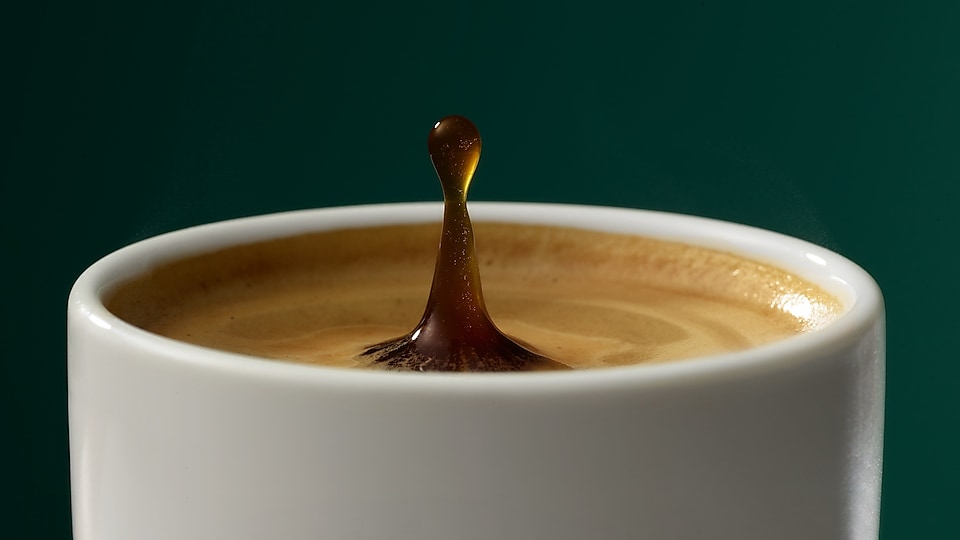 Americano kávé közelről, kicseppenő kávéval