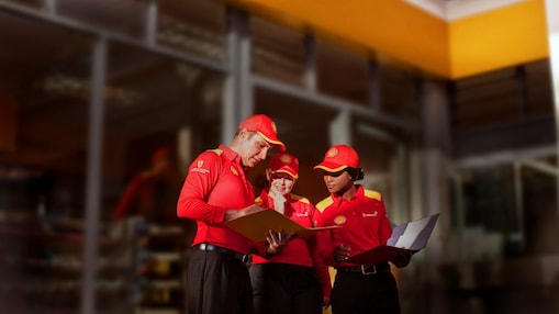 Jelenlegi vagy múltbeli Shell-alkalmazott, alvállalkozó vagy hozzátartozó