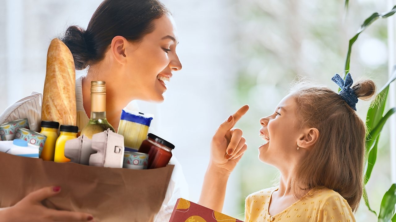 Boldog nők bevásárlótáskával a lányával