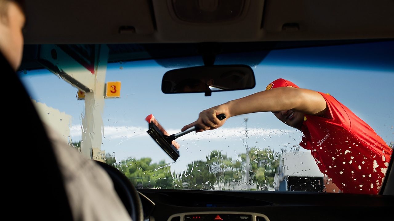 Shell assistant cleaning front screen of the car