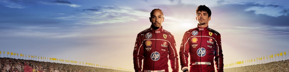 Lewis Hamilton és Charles Leclerc sétálnak egy versenypályán
