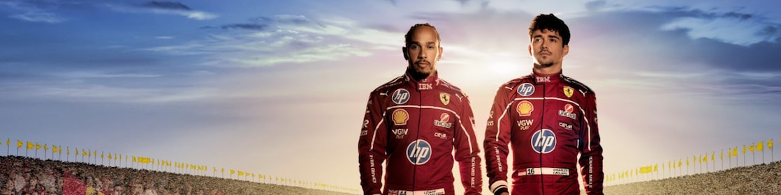 Lewis Hamilton és Charles Leclerc sétálnak egy versenypályán