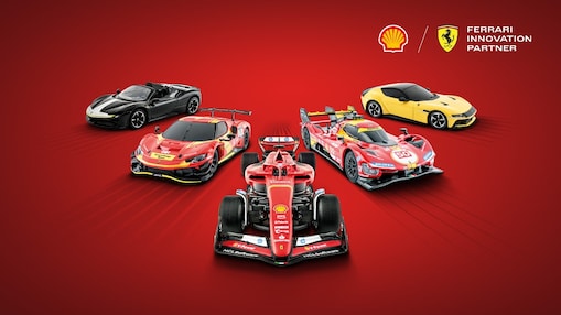 Egy széles, nagy felbontású banner, amely egy modern, csillogó teherautót ábrázol, illetve Ferrari modellautókat, amiket meg lehet szerezni. Bordó színű.
