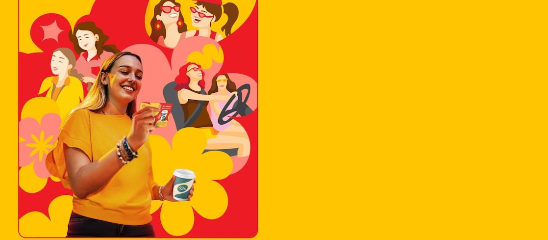 Egy sárga háttéren egy hölgyet látunk, aki szelvényt fog a kezében, mögötte több hölgyet látunk, akiknek a szelvényt fogja ajándékozni.