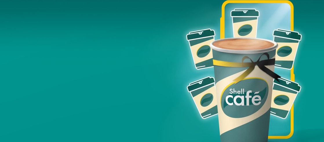Moblikeretben 5 db Shell Café kávéspohár ikon előtt egy 6. fotószerű Shell Café kávéspohár áll, a pohár szélén sárga ajándékmasni.