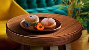 Shell Café Félegyházi áfonyás és barackos bécsi fánk