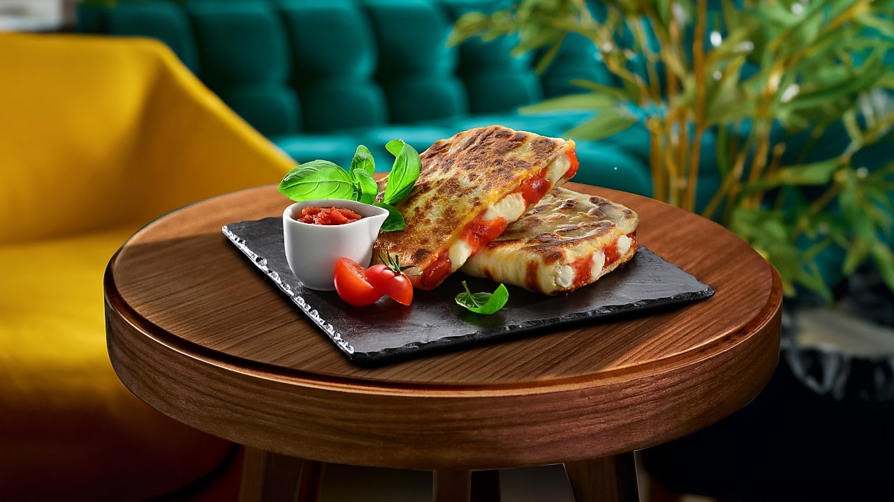 Paradicsomos-mozzarellás lepény