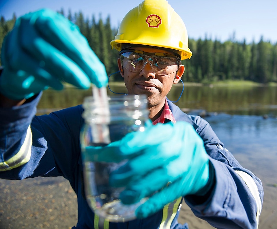 A Shell környezetvédelmi koordinátora egy vízmintát vizsgál